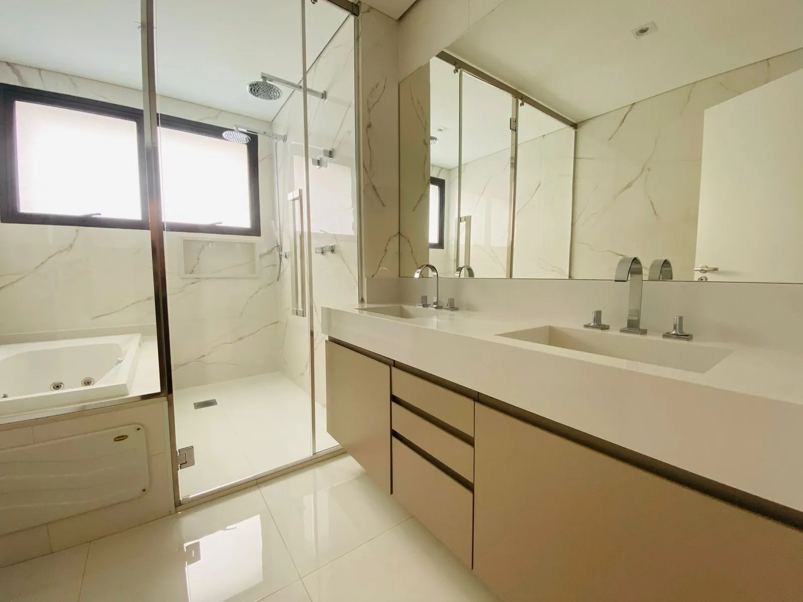 Imagem Apartamento para locação em São Paulo-SP, Green Valley Alphaville: 3 suítes, 2 salas, 4 banheiros, 4 vagas, 228m². Aproveite!