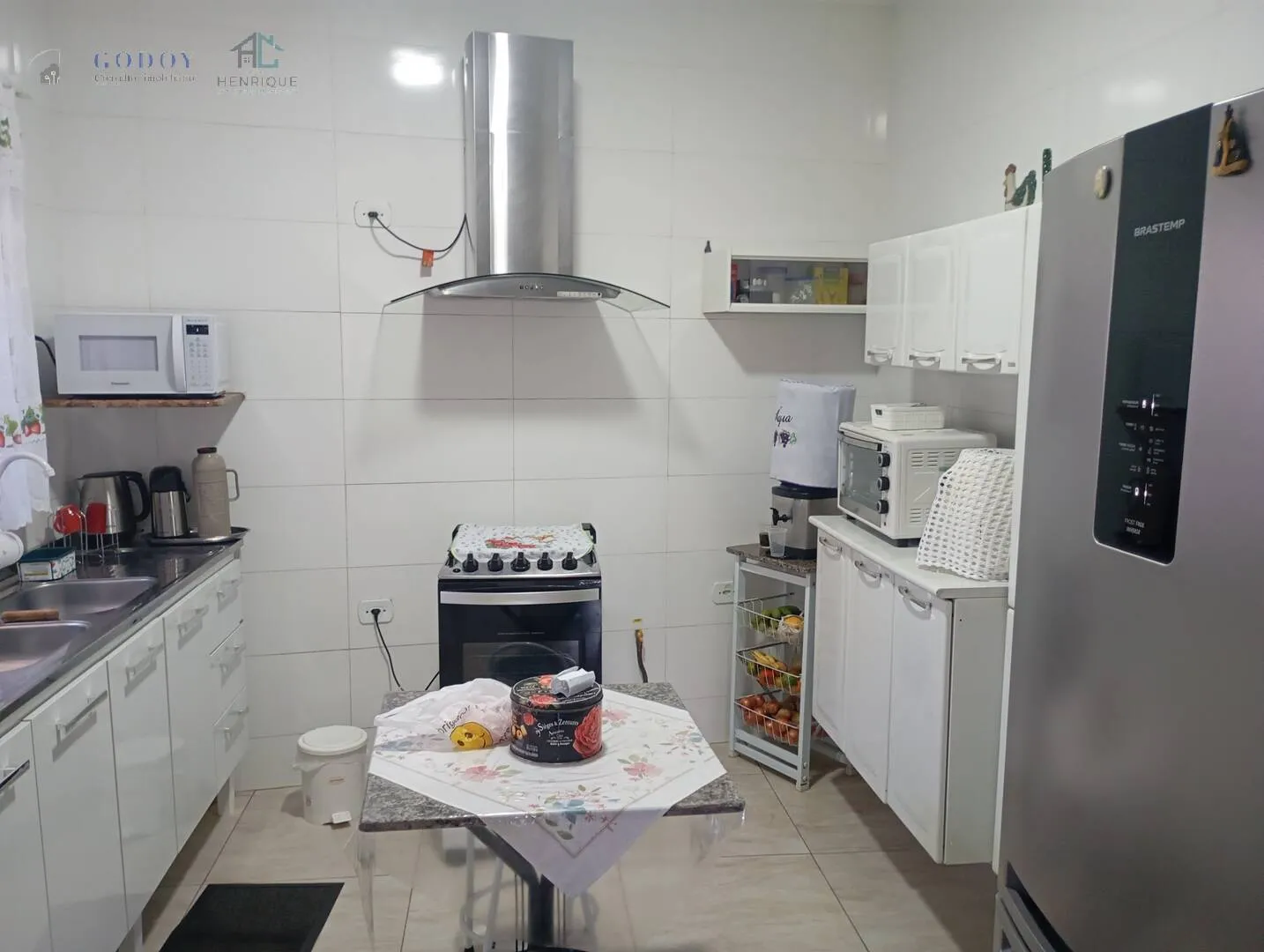 Imagem Imperdível! Sobrado com Suíte no Térreo + 2 Quartos e Garagem p/ 2 Carros.