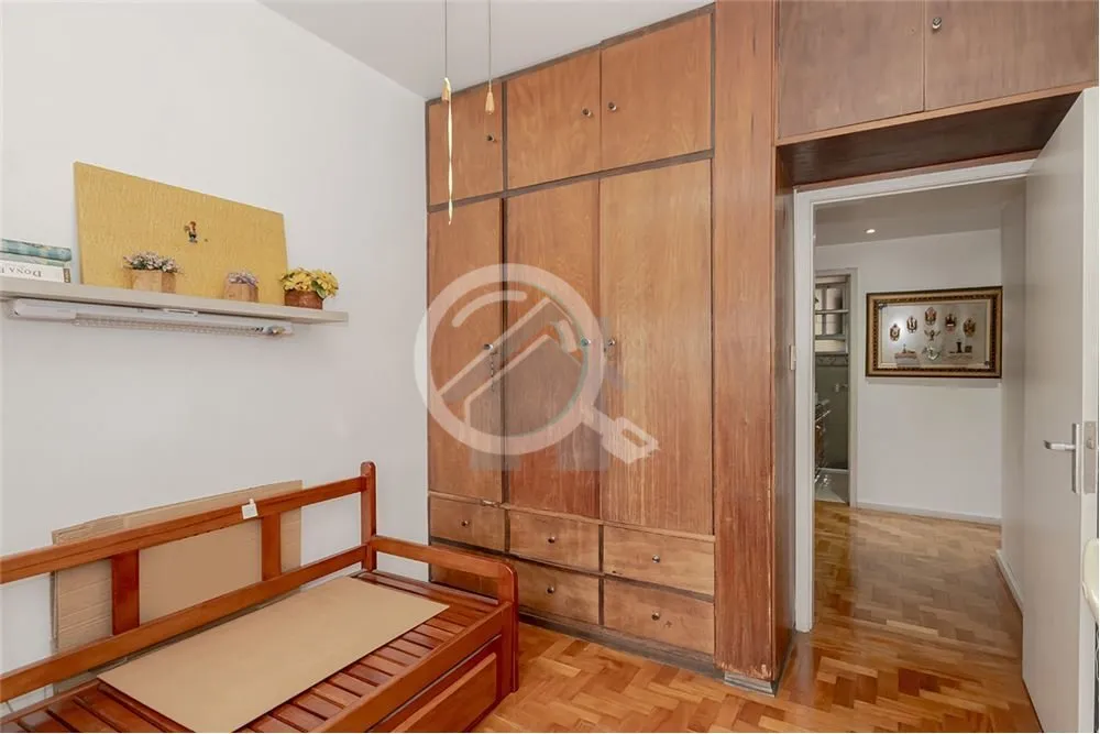 Imagem Apartamento à venda na Rua Sarmento Leite, no coração do Centro Histórico de Porto Alegre, em fr...