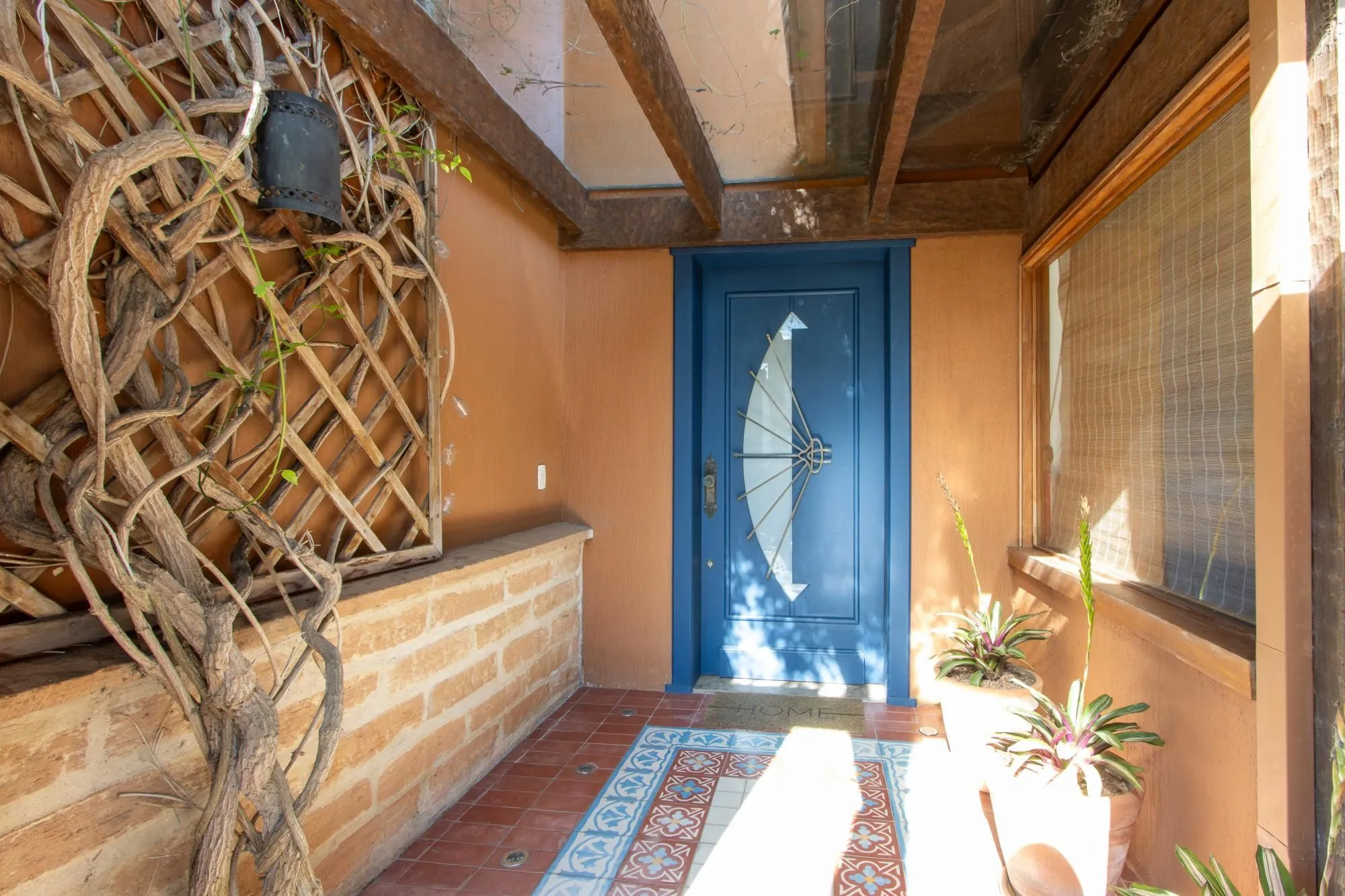 Imagem Casa à venda no Terra Ville com 6 dormitórios e fundo para o lago.