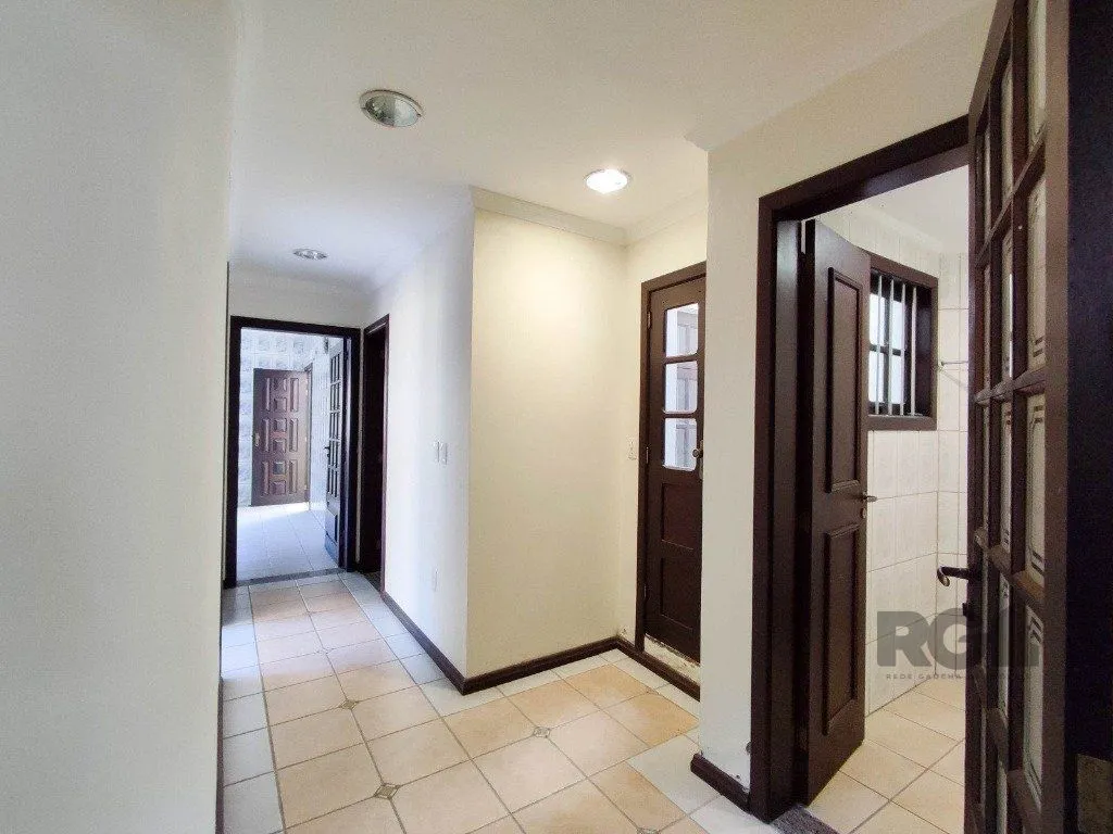 Imagem Excelente casa de 230m² com 4 dormitórios e 3 vagas.