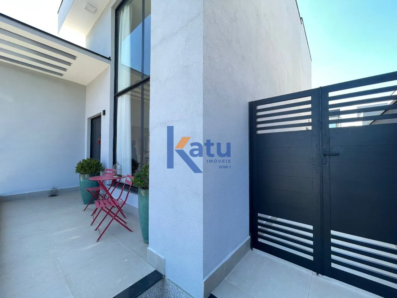 Imagem Descubra esta encantadora casa em condomínio no Jardim Ermida I, Jundiaí. Com 217 m² de área pri...
