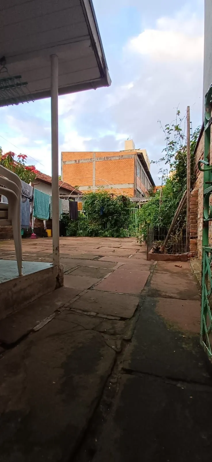 Imagem Vende-se casa de madeira, com dois dormitórios, banheiro, sala e cozinha. Localização privilegiada no bairro Jardim Botânico. Área do terreno com 6,6mx44m.