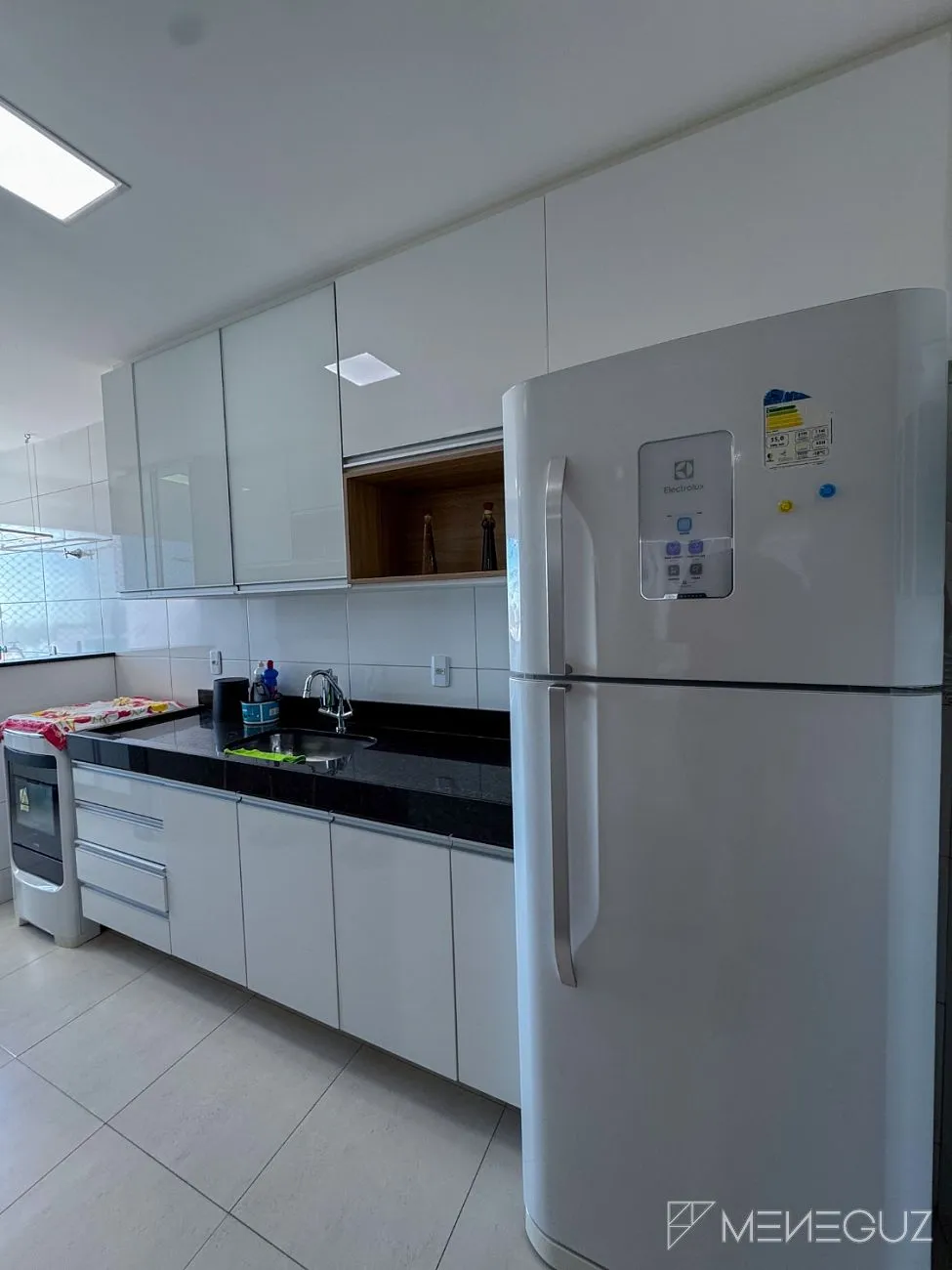 Imagem Apartamento mobiliado de 3 quartos na Avenida Praiana - andar alto, vista para as montanhas e vista discreta para o mar!
