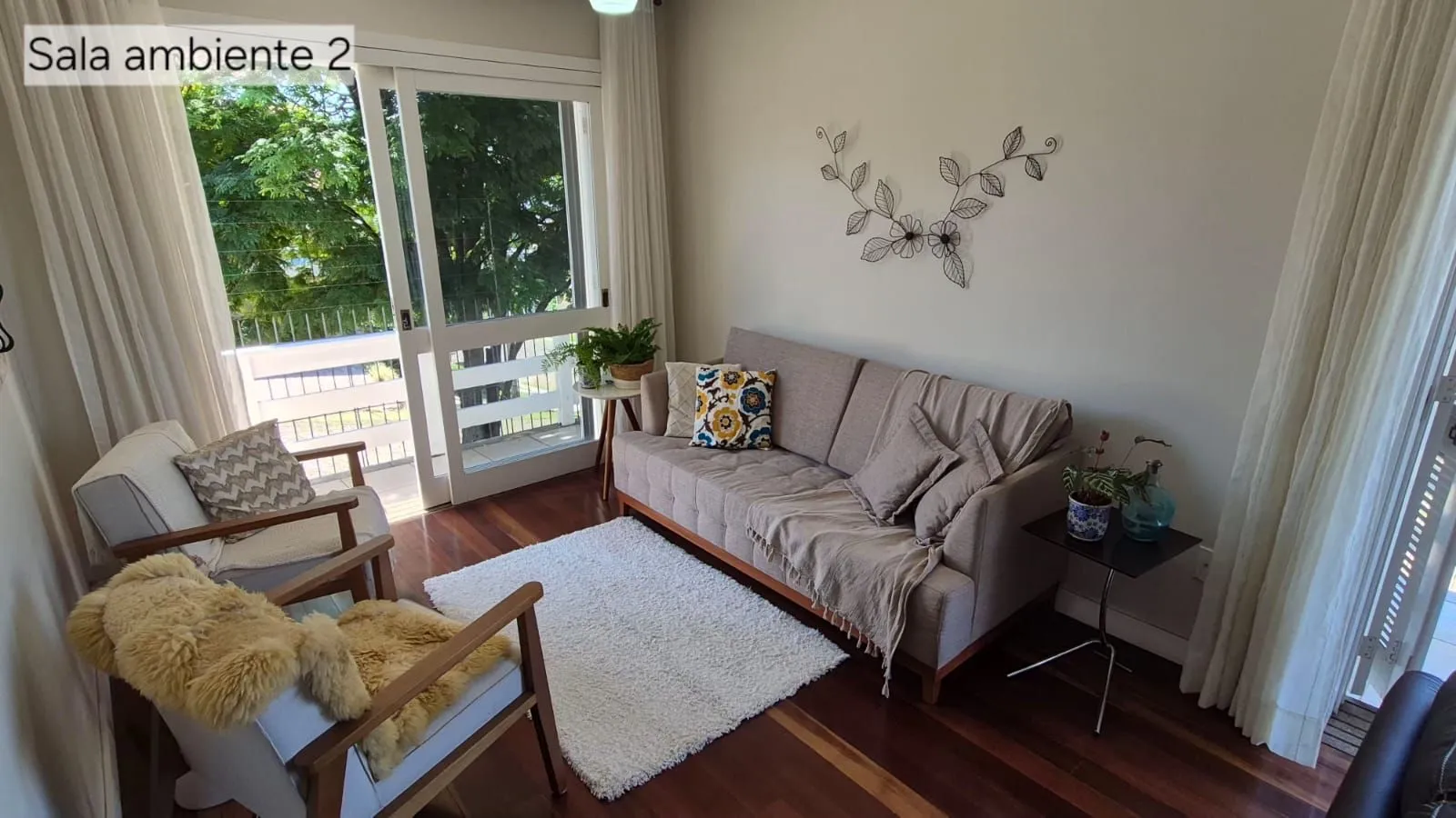 Imagem Excelente casa de 4 dormitórios, 1 suíte e 2 vagas em Novo Hamburgo.