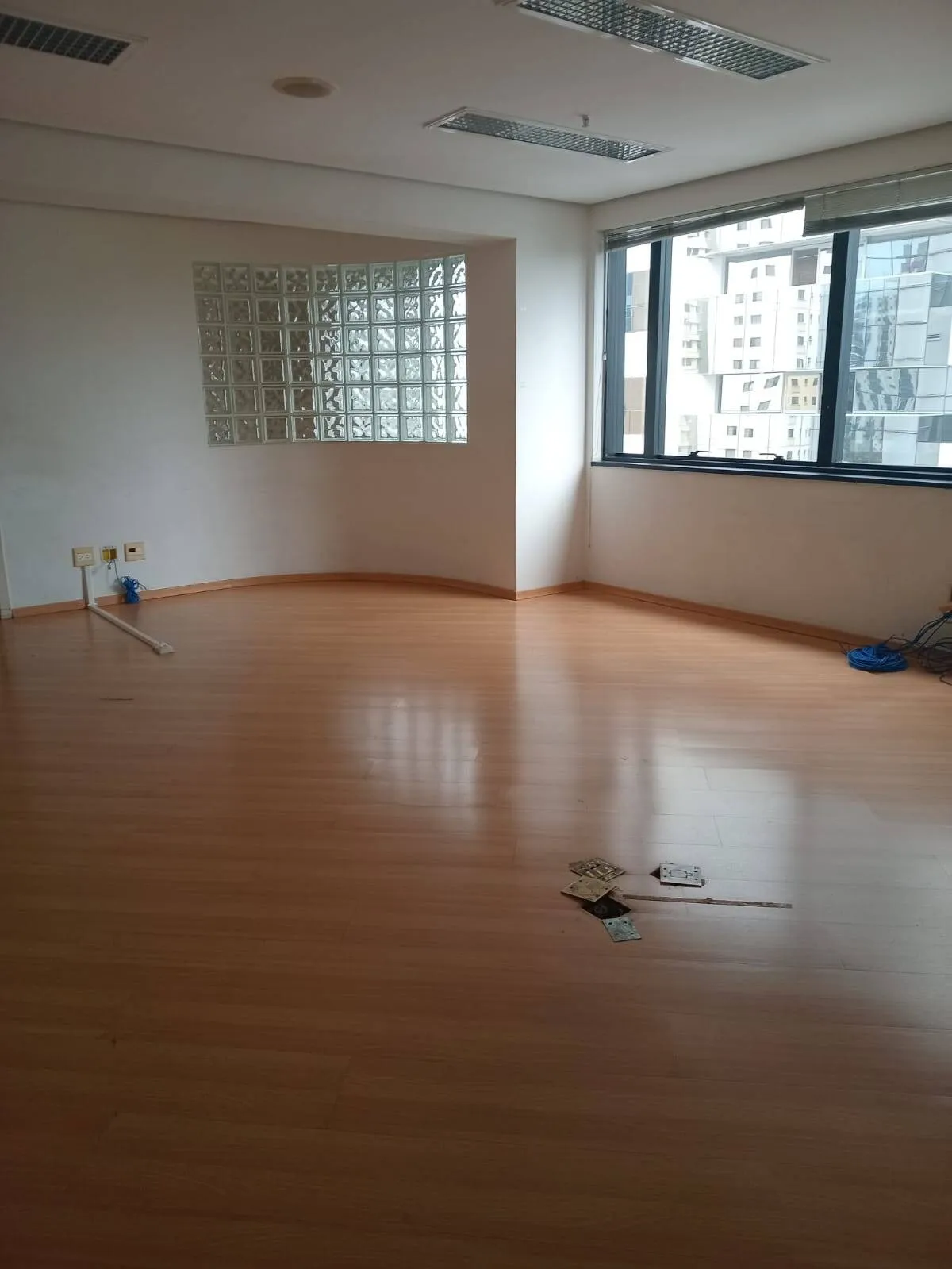 Imagem Sala Comercial de 140m² no Centro de Alphaville