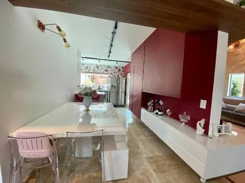 Imagem VENDA DE SOBRADO NO JARDIM VIRGINIA BIANCA, EM SÃO PAULO/SP, 293m² com 3 suítes, sala com lareira, churrasqueira, piscina e 06 vagas. CONSULTE-NOS.