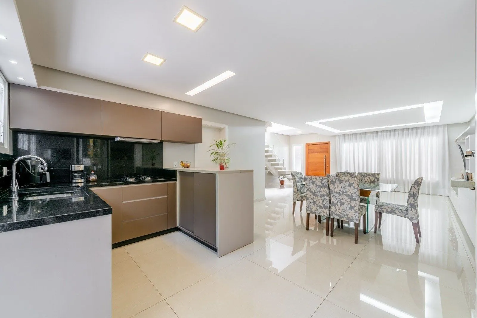 Imagem Casa em Condomínio com 228m² e 3 dormitórios, 1 suíte, 3 vagas no bairro Sarandi