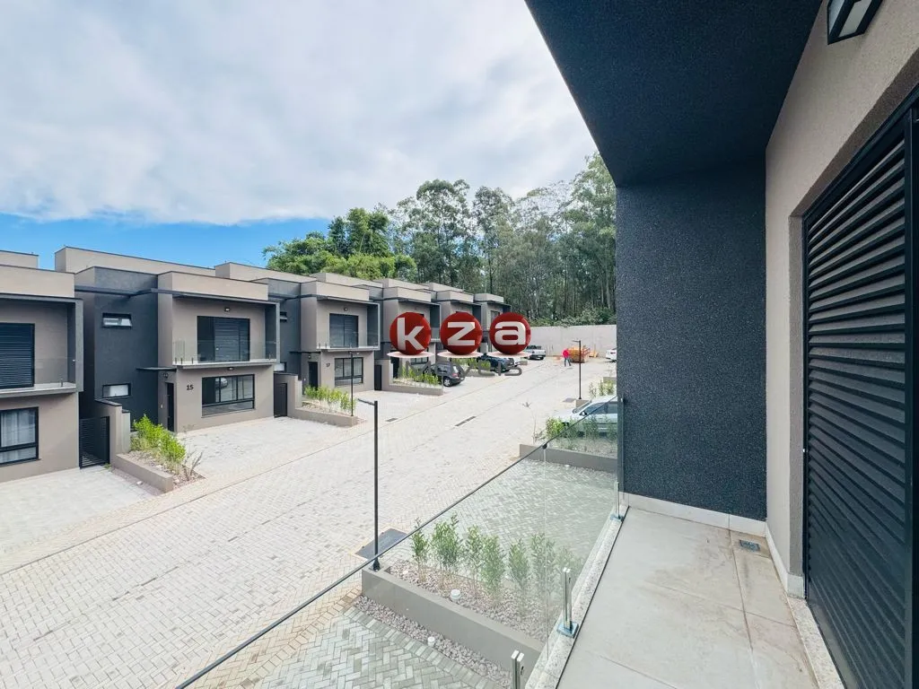Imagem Casa de Vila à venda Próximo ao Colégio Porto Seguro em Valinhos-SP, 3 suítes, 2 salas, 4 banheiros, 2 vagas de garagem, 141m².