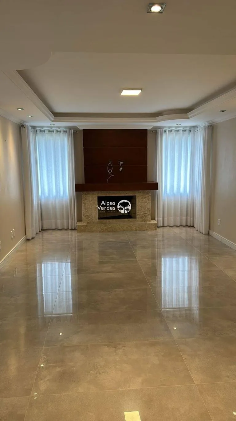 Imagem Vende-se casa próx ao centro de Gramado- 3 Quartos- R$2.620.000,00