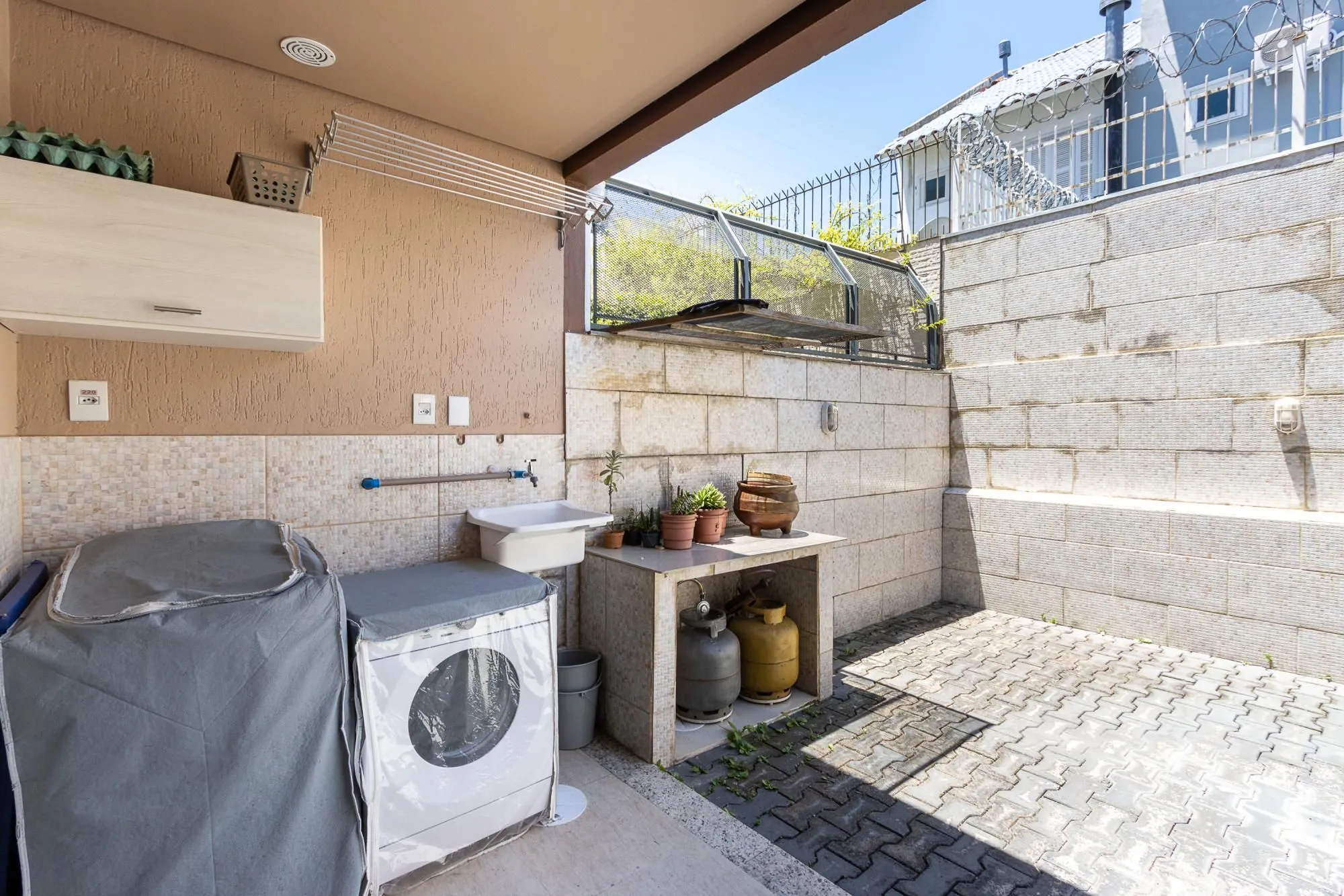 Imagem Sobrado com 2 suites e 2 vagas de garagem - Bairro Guarujá