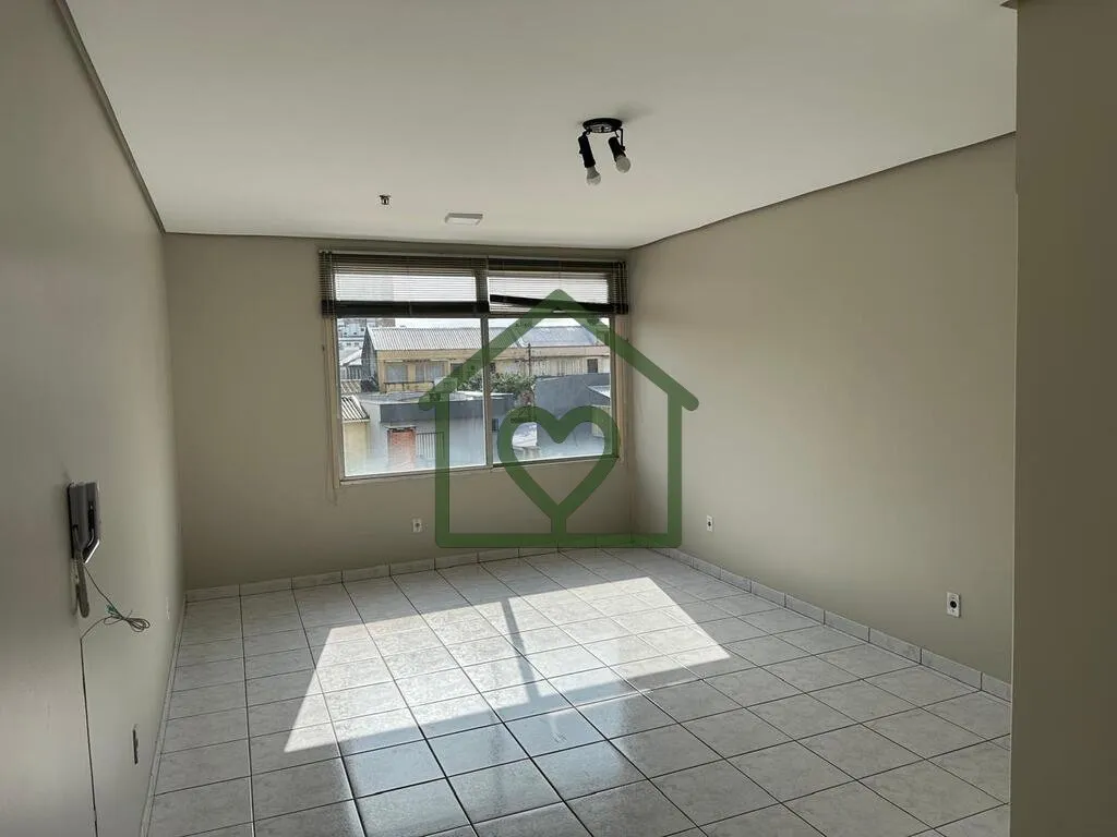 Imagem Sala comercial com orientação solar oeste. Possui um lavabo; prédio com dois elevadores, porteiro...