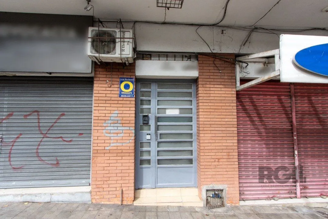 Imagem Apartamento com 70m² de área privativa, possui 3 dormitórios, sala para 2 ambientes, banheiro social, cozinha com móveis planejados e área de serviço.