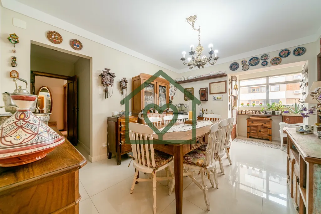 Imagem Apartamento amplo, 1 por andar, com 201m² privativos, localizado em prédio de esquina. Conta com 4...