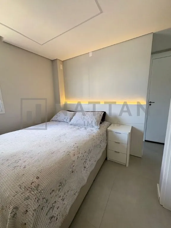 Imagem Apartamento com 2 dormitórios e suíte, 49,73 m², sacada e condomínio com piscina e academia