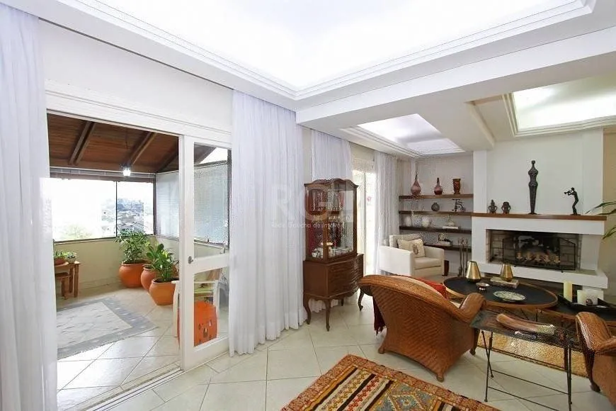 Imagem EXCELENTE CASA COM 4 DORMITÓRIOS, 6 VAGAS DE GARAGEM E VISTA PANORÂMICA.