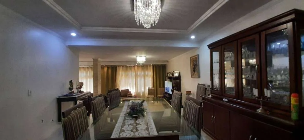 Imagem VENDE - AMPLA CASA RESIDENCIAL COM PISCINA E 5 VAGAS