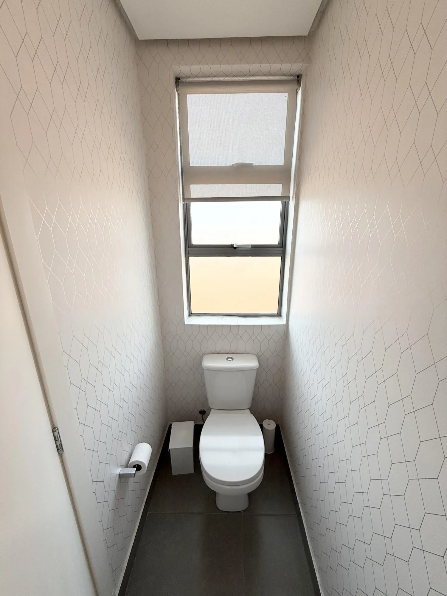 Imagem MÁFFER IMÓVEIS Sala comercial no bairro Auxiliadora, em ponto estratégico na Rua Eudoro Berlink, nº 354, região nobre de Porto Alegre, próxima às Avenidas Mariland e 24 de Outubro.