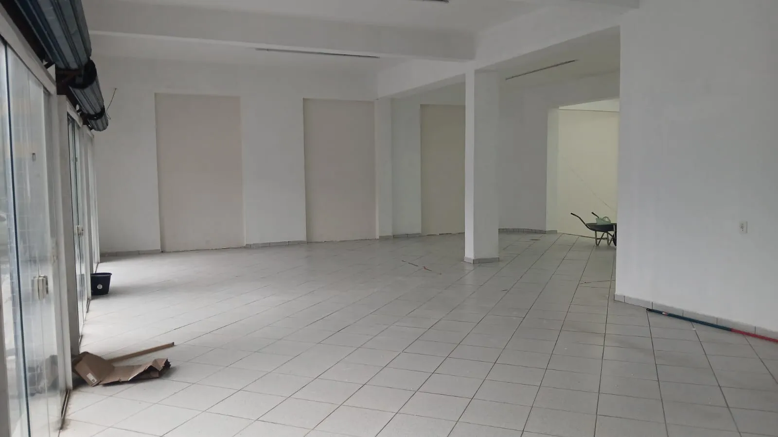 Imagem Salão comercial térreo de 420 m² para locação na Avenida Itavuvu, em Sorocaba, ideal para depósito, academia e negócios.