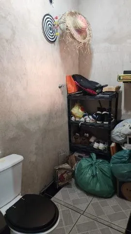 Imagem VENDA DE SOBRADO NO PARQUE RODRIGO BARRETO, EM ARUJÁ/SP, 250m² com 3 quartos, suíte, varanda, quintal e garagem fechada para 2 autos. CONSULTE-NOS.