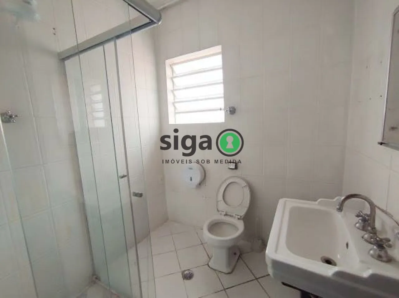 Imagem Casa Comercial no Itaim Bibi para locação com 105m², com 5 salas, 1 banheiros e 2 vagas, sem mobilia