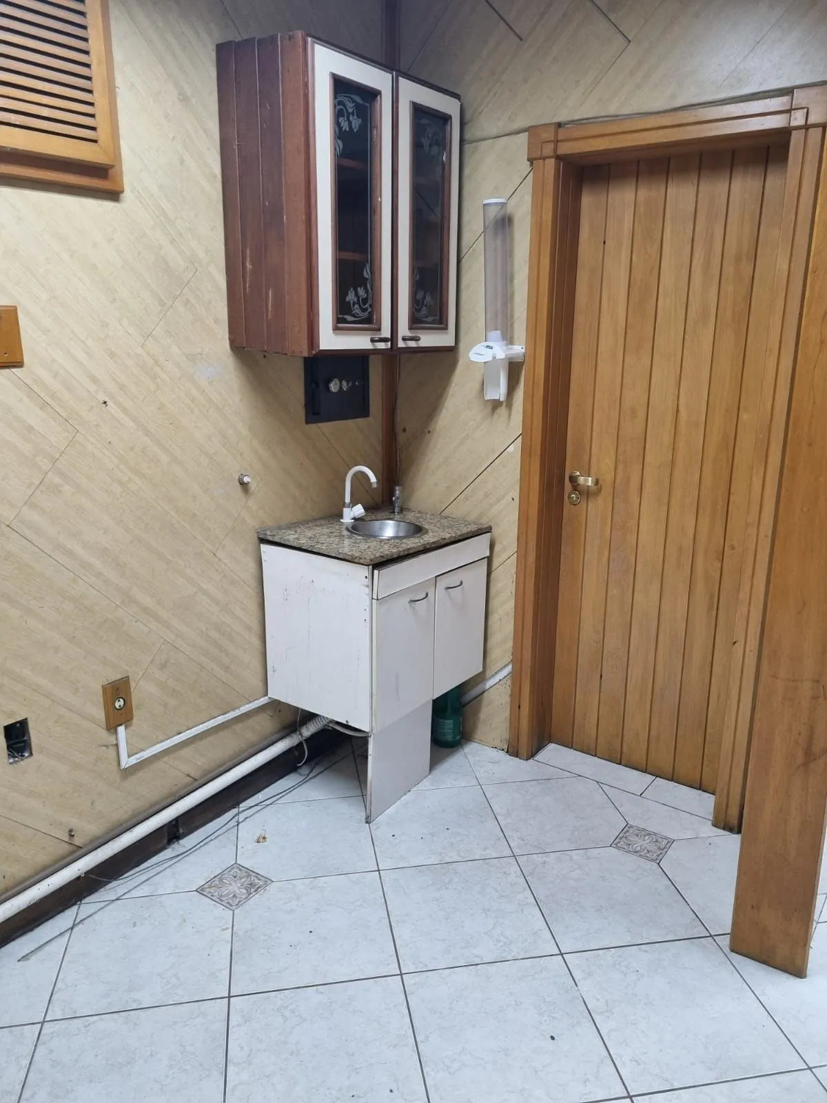 Imagem Loja Térrea de Frente à Venda no Centro Histórico de Porto Alegre
