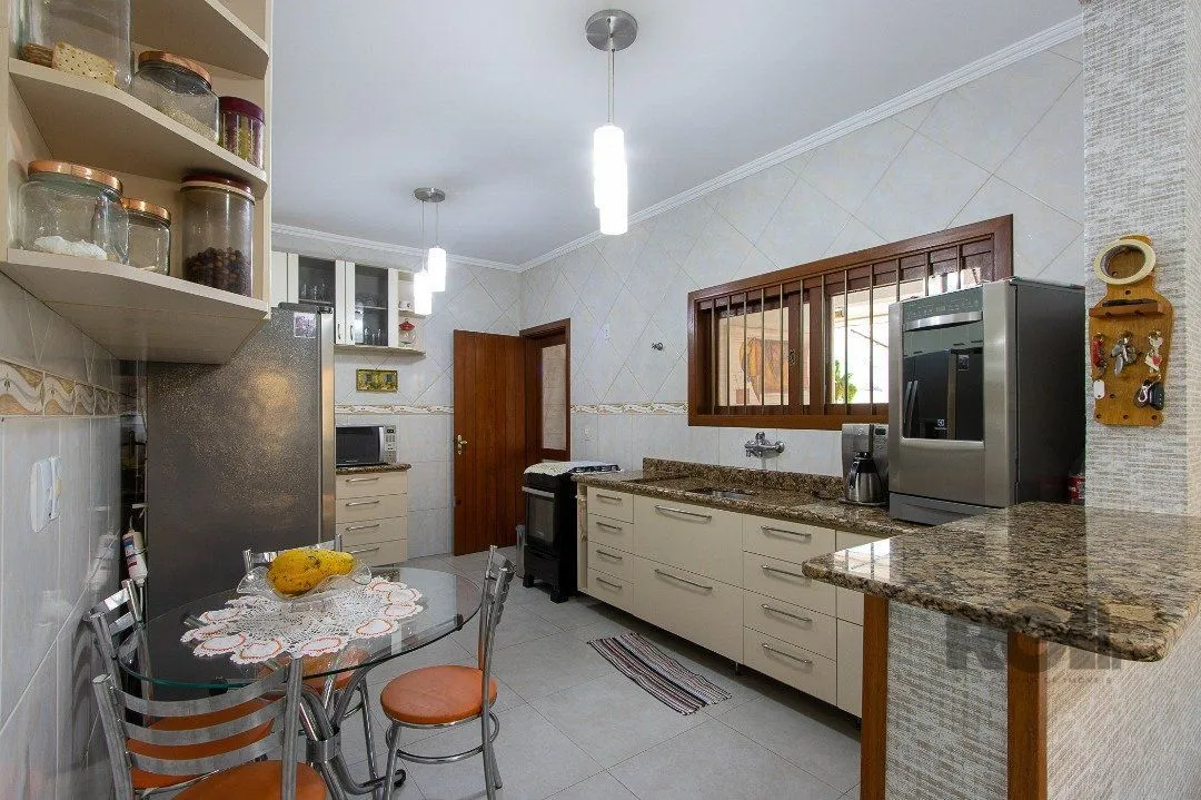Imagem Casa para Venda com 3 dormitórios, sendo 1 suítes e 2 vagas no bairro Hípica