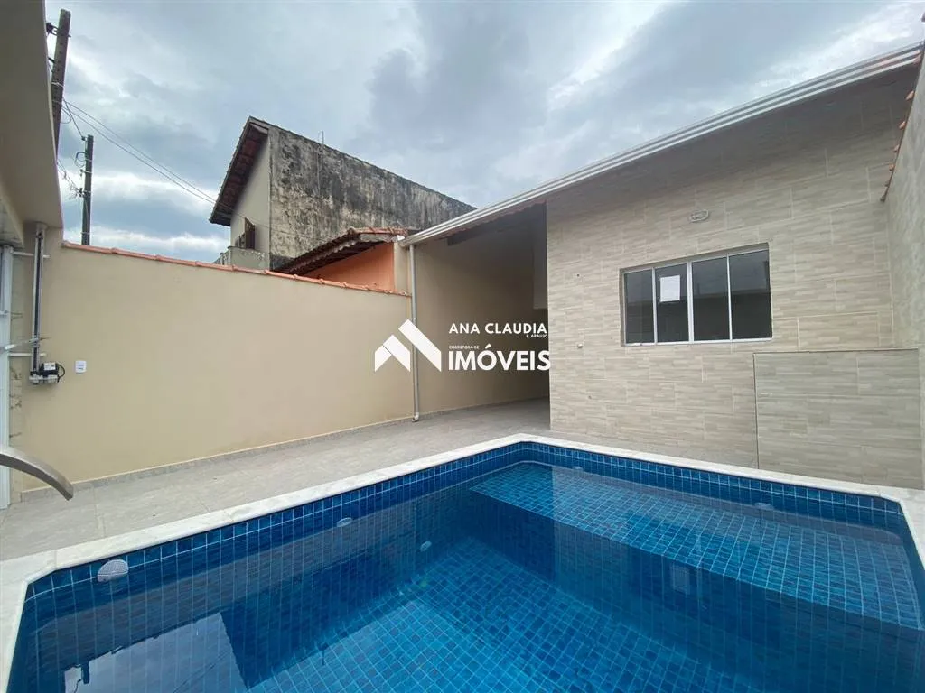 Imagem Casa nova com piscina a venda em Mongaguá a 400 metros da praia, lado serra