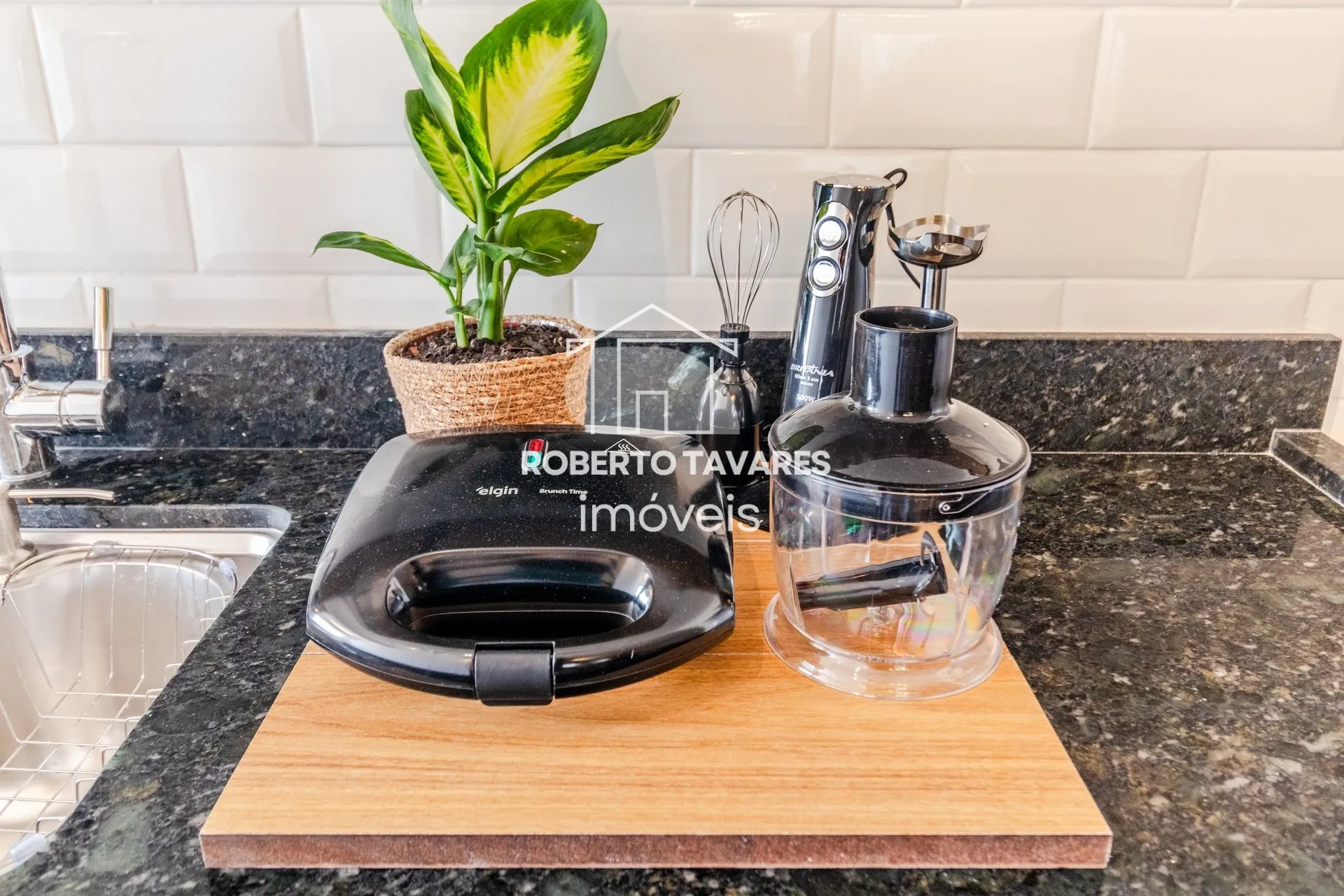 Imagem Apartamento totalmente mobiliado - O imóvel conta com 2 quartos, sendo 1 suíte, além de uma vaga de garagem.