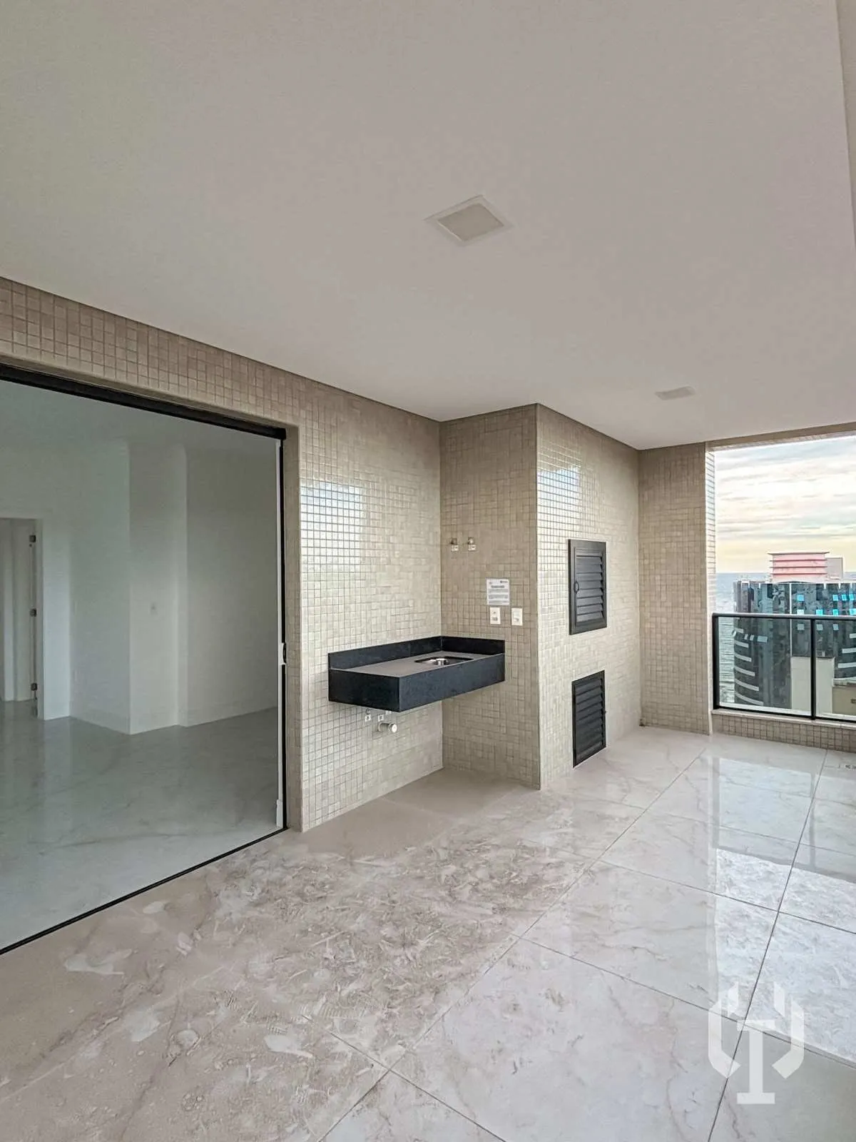 Imagem Apartamento de 3 suítes e 3 vagas de garagem em Meia Praia
