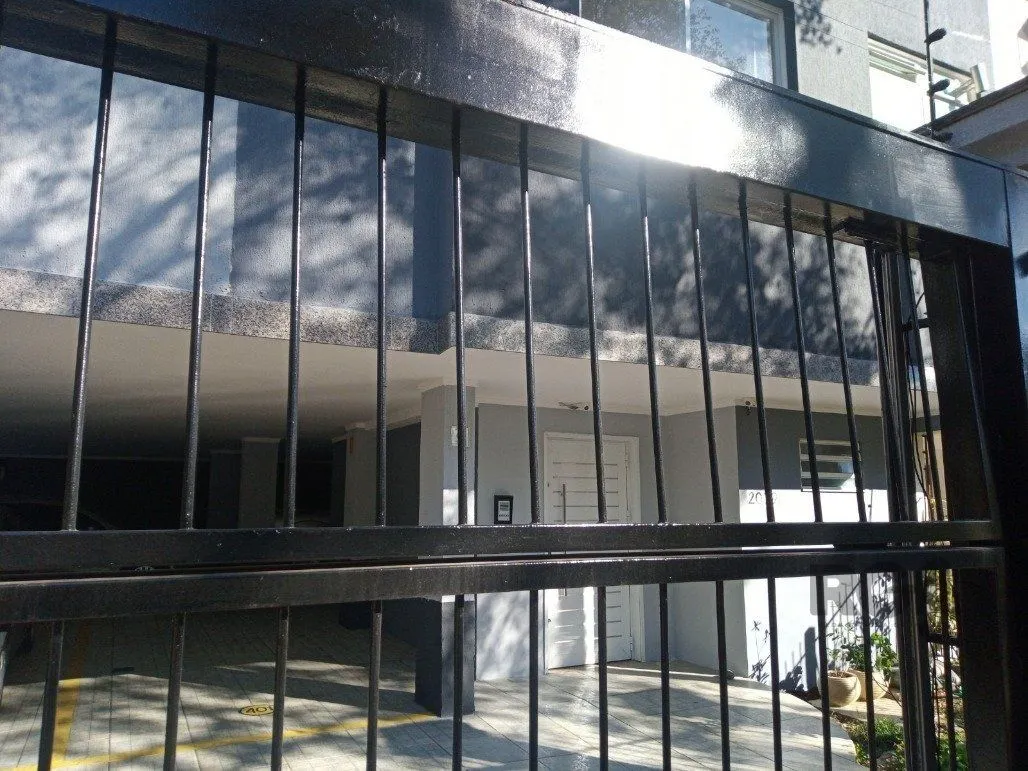 Imagem Vende prédio com 3 apartamentos, 9 dormitórios, 3 suíte, 3 salas amplas com churrasqueira, box 8 vaga coberta, 479 m² por R$ 2.150.000,00- São João - Porto Alegre/RS
