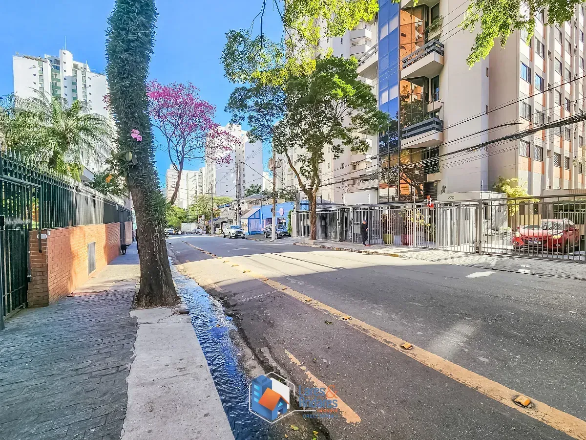 Imagem Conjunto comercial para venda em Vila Uberabinha, 675m²