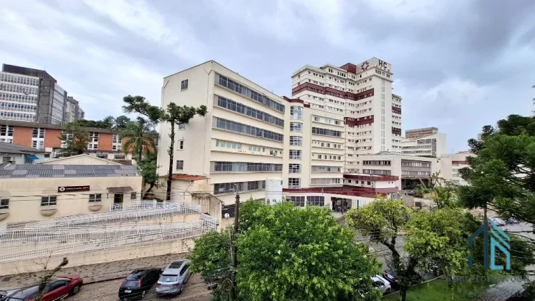 Imagem Apartamento 02 quartos, uma vaga, frente Hospital das Clinicas HC me Curitiba PR