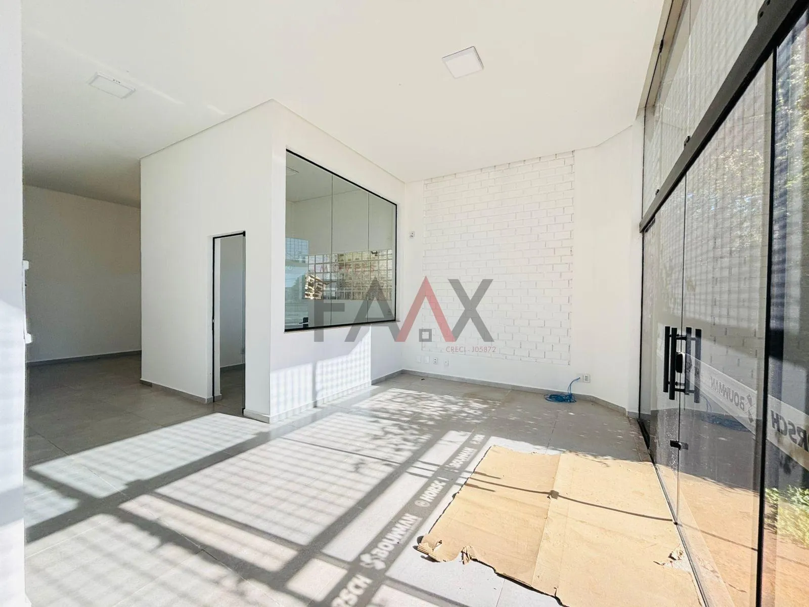 Imagem Sala Comercial para Locação em Frente à BR-277 com Terreno Amplo 840 m