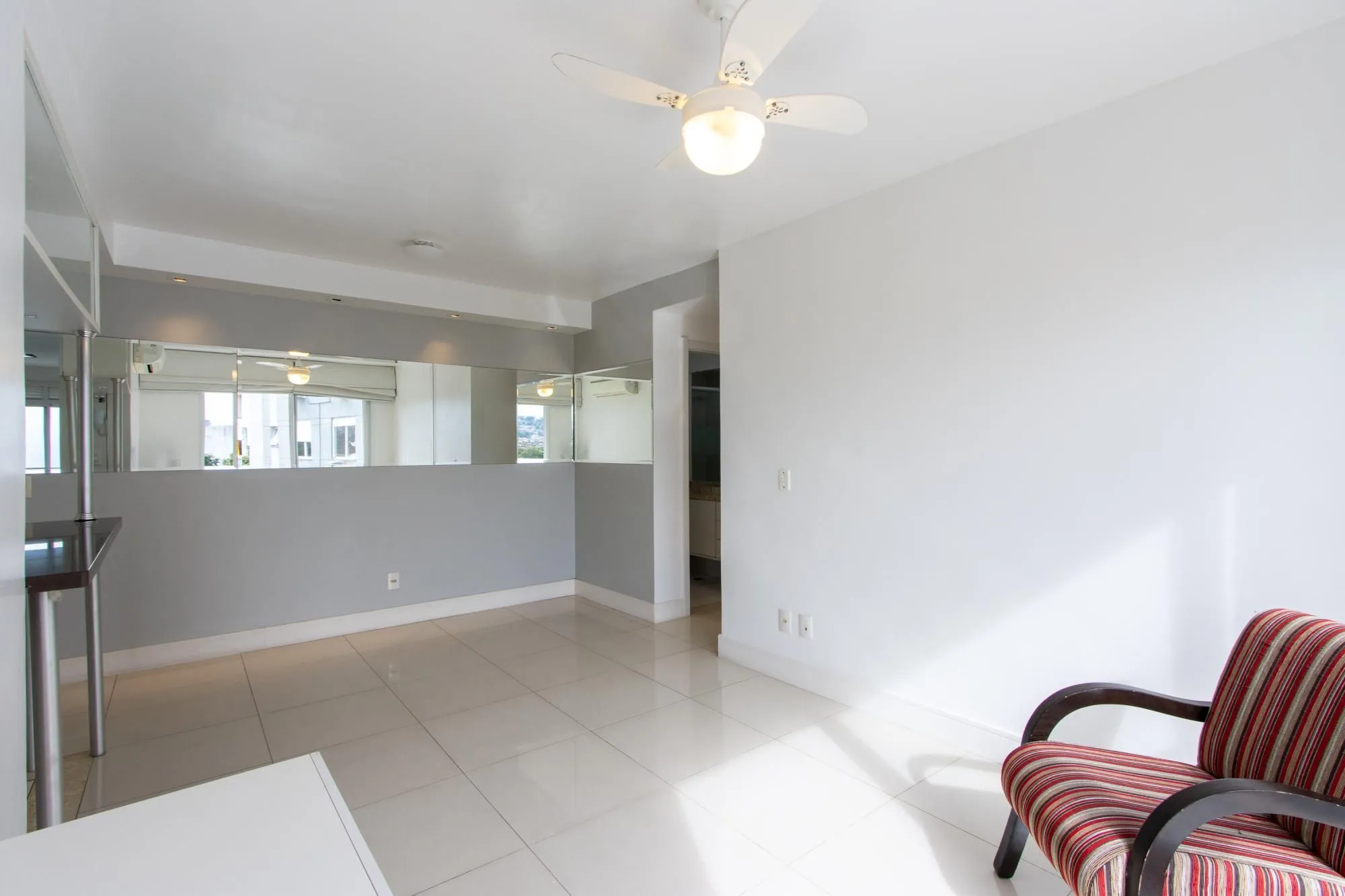 Imagem Apartamento no Bairro Cristal de 3 dormitórios,1 Suíte, Semi mobiliado com 1 vaga escriturada
