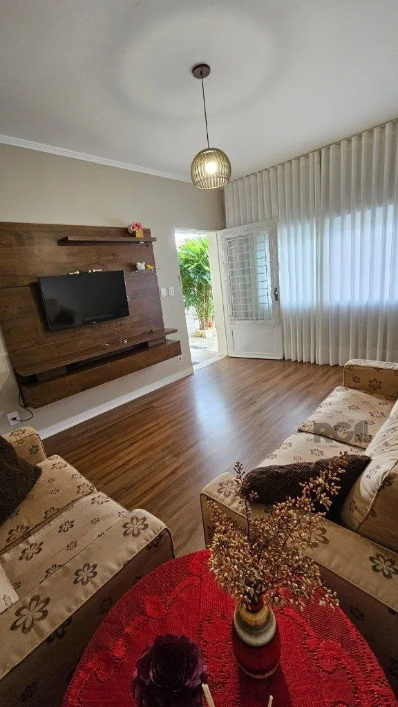 Imagem Casa 3 dormitórios, 5 vagas, 155 m² área construída, terreno 300m², Nonoai.