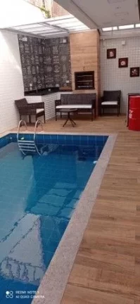 Imagem CASA SOBREPOSTA TÉRREA NA PONTA DA PRAIA COM PORTEIRA FECHADA
