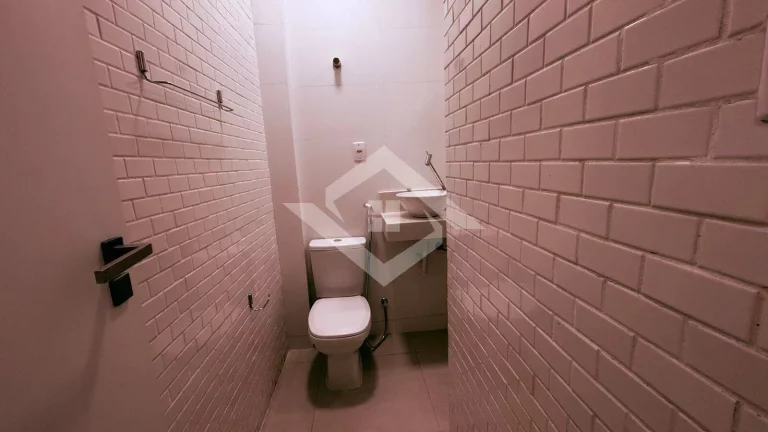 Imagem Apartamento de 4 Quartos Reformado no Posto 4 de Copacabana – Venda Direta!