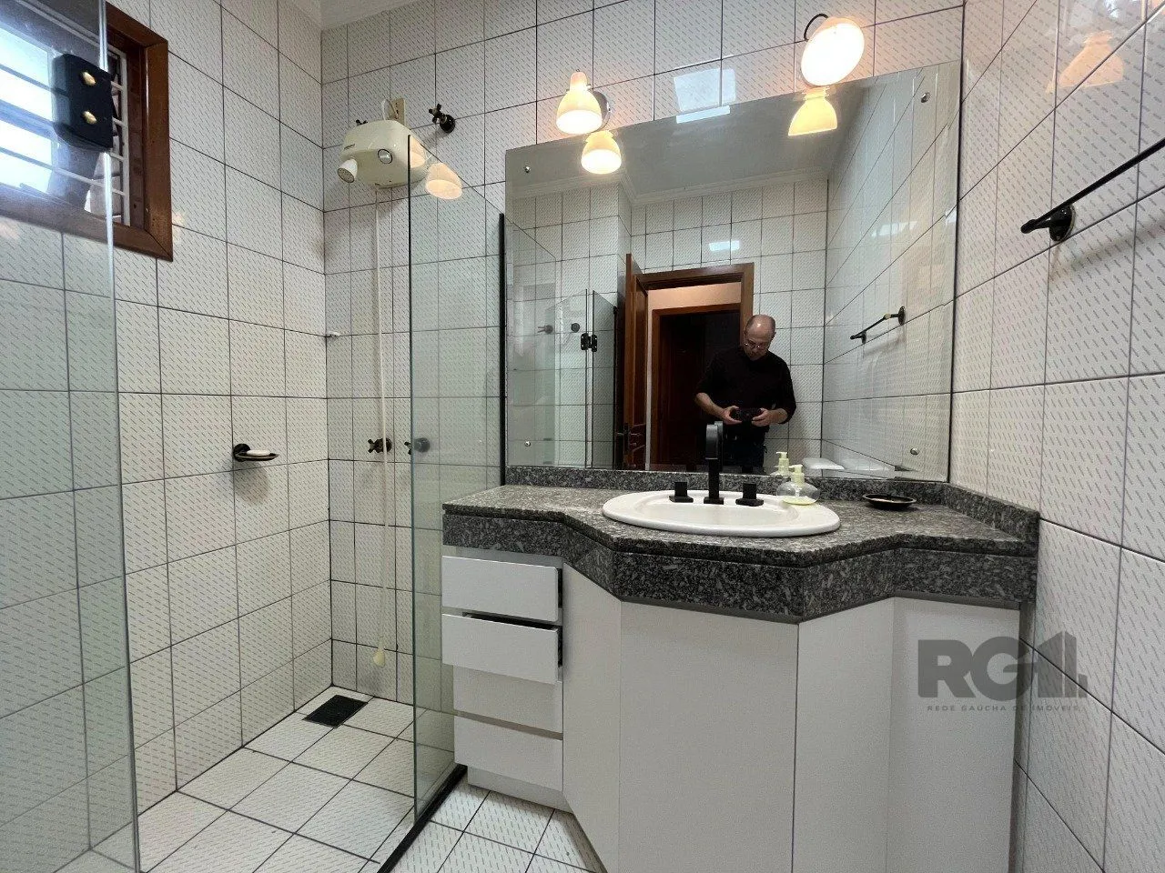 Imagem Casa de três quartos, suíte e quatro vagas de garagem no bairro Menino Deus em Porto Alegre