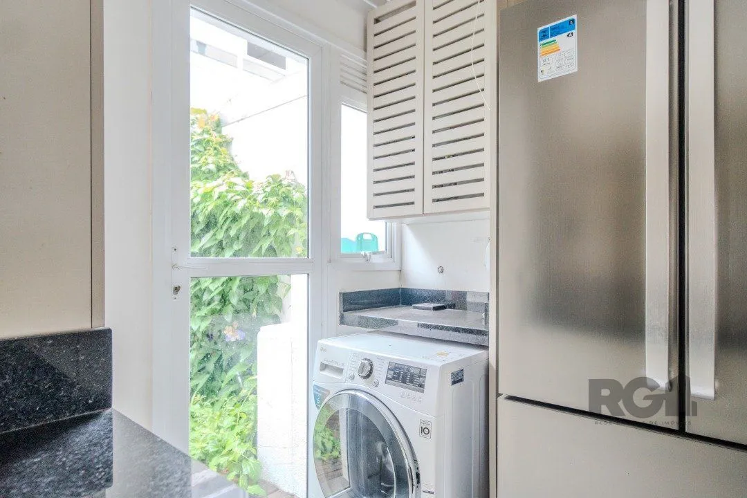 Imagem Casa impecável e mobiliada, com 3 niveis, possui 3 dormitórios sendo 1 suíte, 4 banheiros.