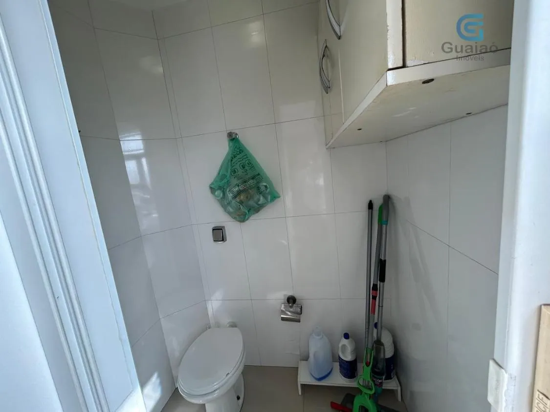Imagem Vendo Amplo Apartamento 03 dormitórios, 01 Suíte, Dependência de Serviço Completa e Garagem demarcada, Frente para a rua, no Boqueirão, Santos