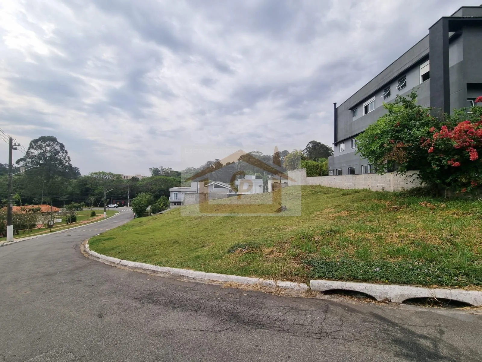 Imagem Residencial faz encontro com o parque Cemucam!!! Terreno com 901 metros