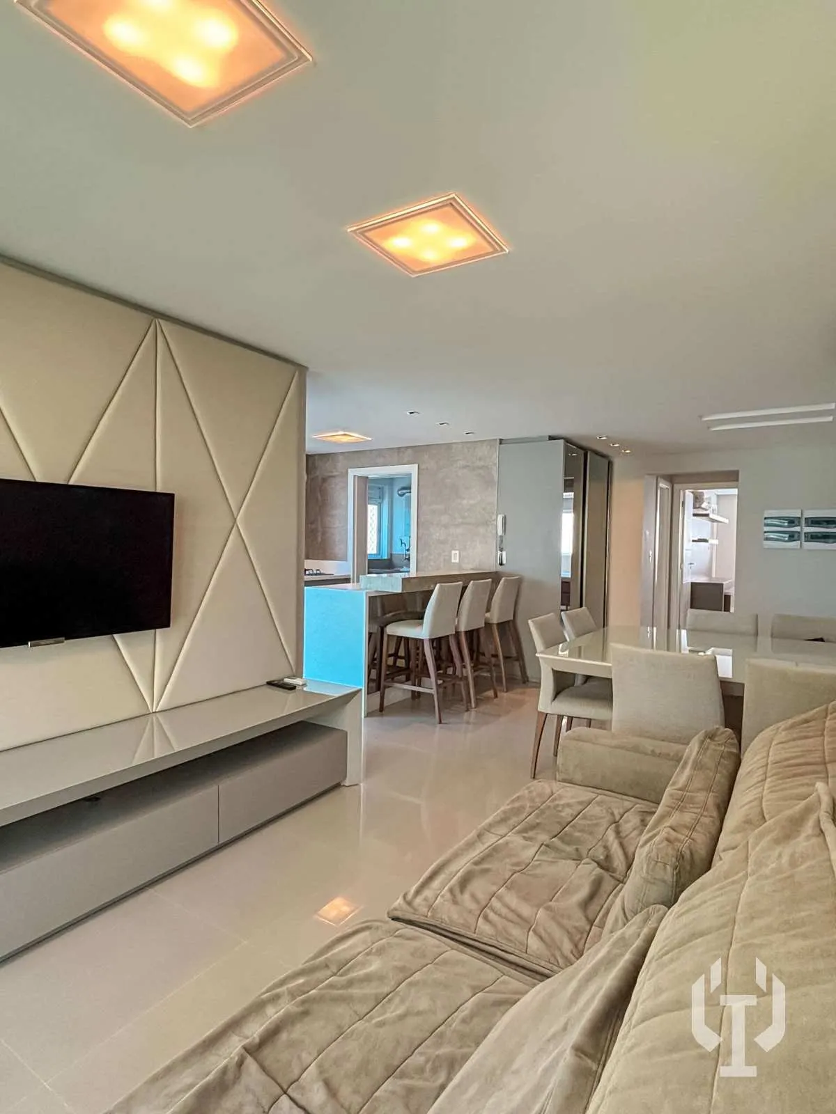 Imagem Apartamento de 2 suítes e 2 vagas de garagem em Meia Praia
