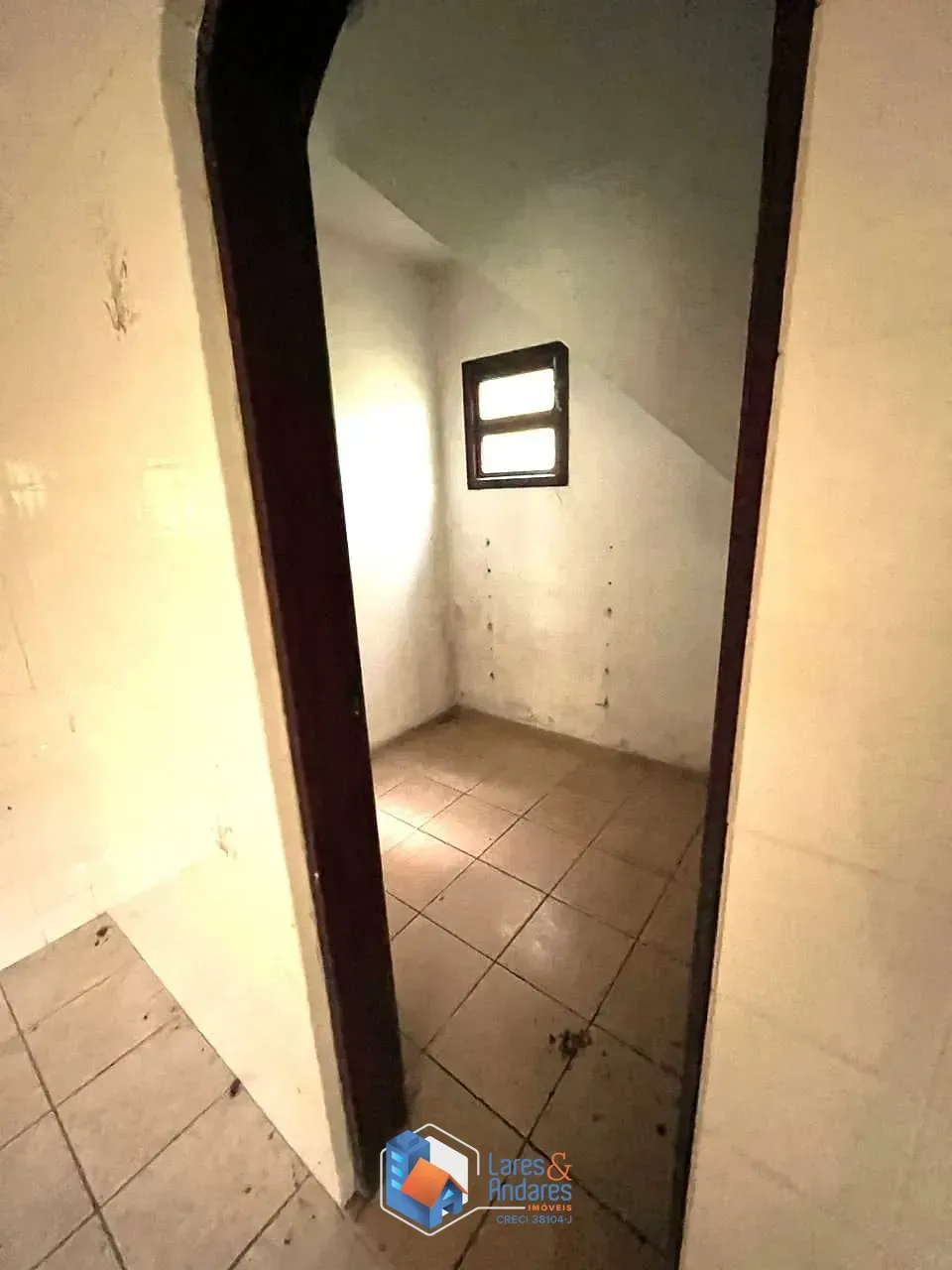 Imagem CASA À VENDA COM TERRENO DE 1500 M², POÇO ARTESIANO, 4 DORMS (2 SUITES), 3 SALAS, SENDO 1 COM LAREIRA, COZINHA COM ARMÁRIOS E DISPENSA, MAIRIPORÃ, SP.