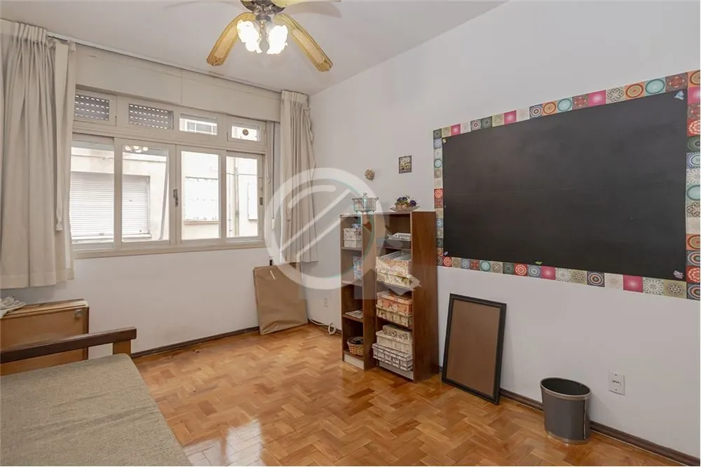 Imagem Apartamento à venda na Rua Sarmento Leite, no coração do Centro Histórico de Porto Alegre, em fr...