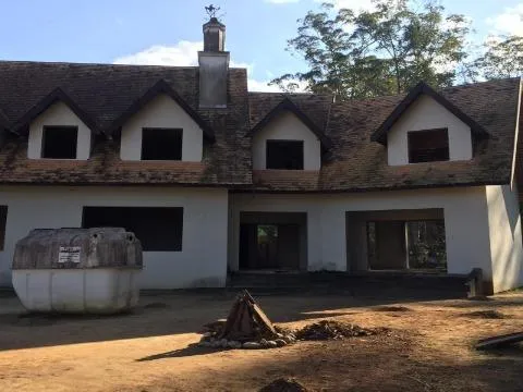 Imagem VENDA CASA EM ESTILO NORMANDO CONDOMÍNIO ARUJÁ HILLS I II com A/T 1838,23m², A/C 817,42m² e Pavimento térreo 408,71m². CONSULTE-NOS.