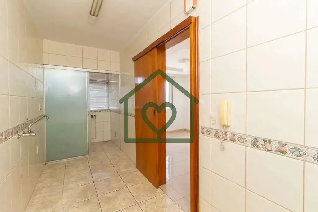 Imagem Imóvel com 02 dormitórios, living amplo , cozinha, banheiro social com box e armários, 01 vaga pa...