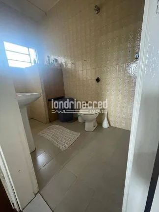 Imagem Casa na região central de Londrina, ideal para moradia, comércio ou investimento, com 390m² de terreno, 280m² construídos, 3 quartos, suíte e 2 vagas.