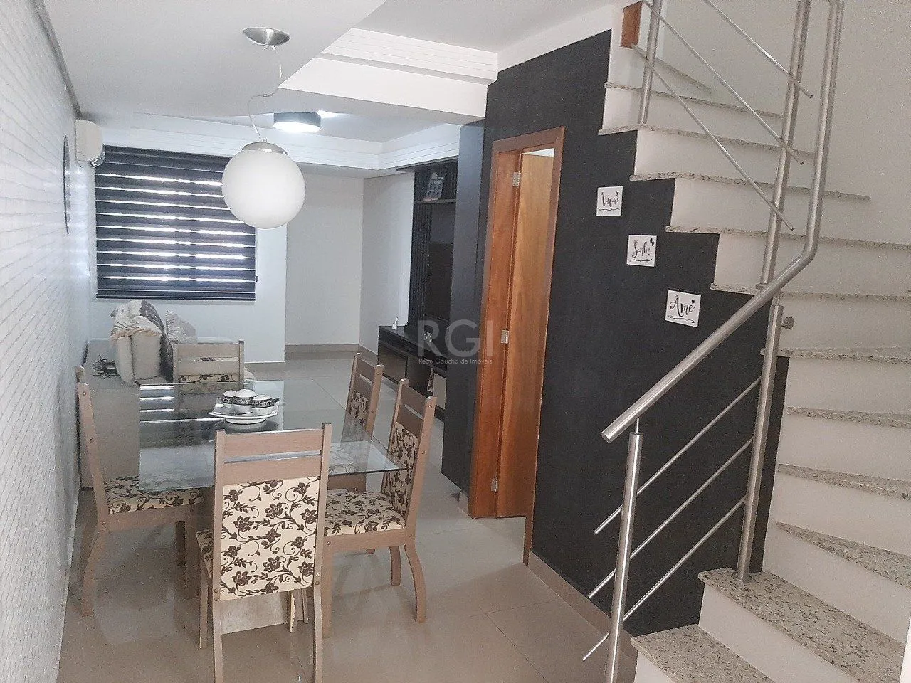 Imagem Casa com 2 quartos, 2 suítes, varanda, vaga, no bairro Aberta dos Morros, Poa/RS
