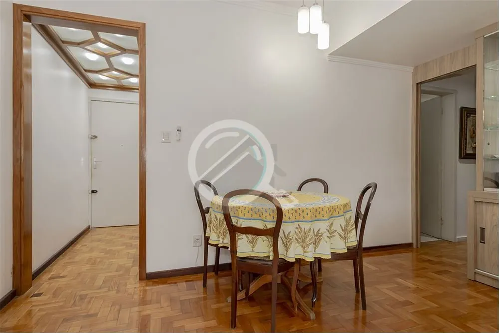 Imagem Apartamento à venda na Rua Sarmento Leite, no coração do Centro Histórico de Porto Alegre, em fr...